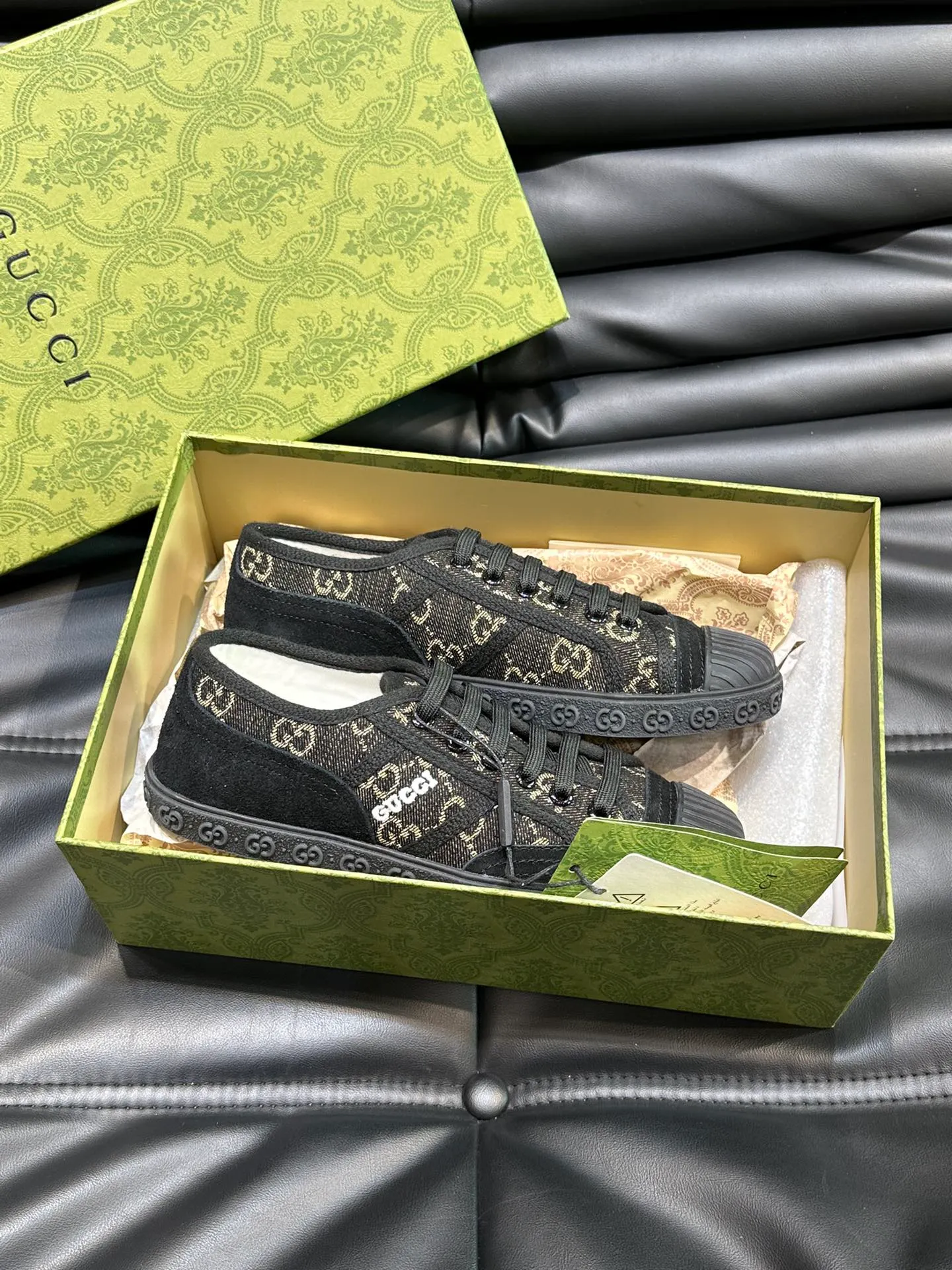 Men's shoes 💰p380 "GUCC*" Couple style 👫 lace-up canvas sneakers, crafted from light blue GG denim fabric, showing uniqueness. Classic details such as the GG printed embossed outsole, interlocking G and "Gucci" embroidery add to the glamorous style. Privately-made T men's shoes 💰pU original outsole, with exquisite details, impeccable fit, and a flat toe that has a retro feel! Customized canvas, classic double G logo, and the spring and summer color combinations are also very interesting! Size: Female 35-39. Male 38-44